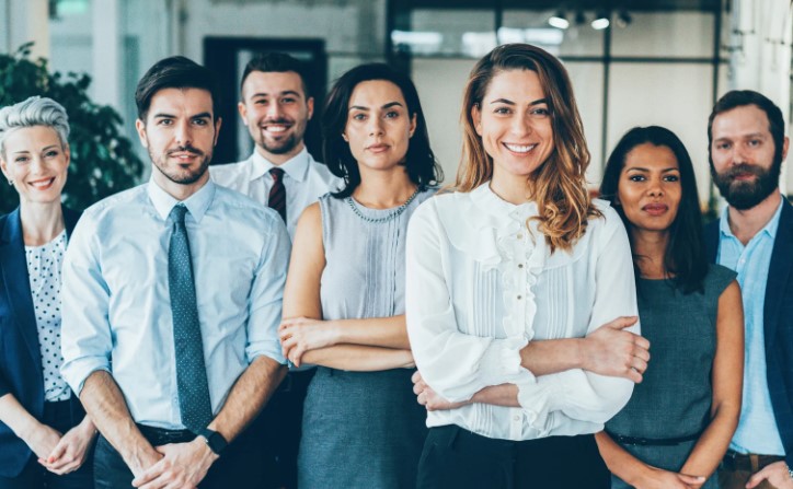 تكريم فريق المبيعات تقديراً لجهودهم الكبيرة وإنجازاتهم المتواصلة خلال العام