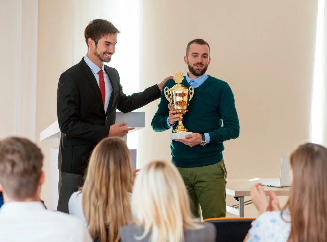 تكريم فريق المبيعات تقديراً لجهودهم الكبيرة وإنجازاتهم المتواصلة خلال العام